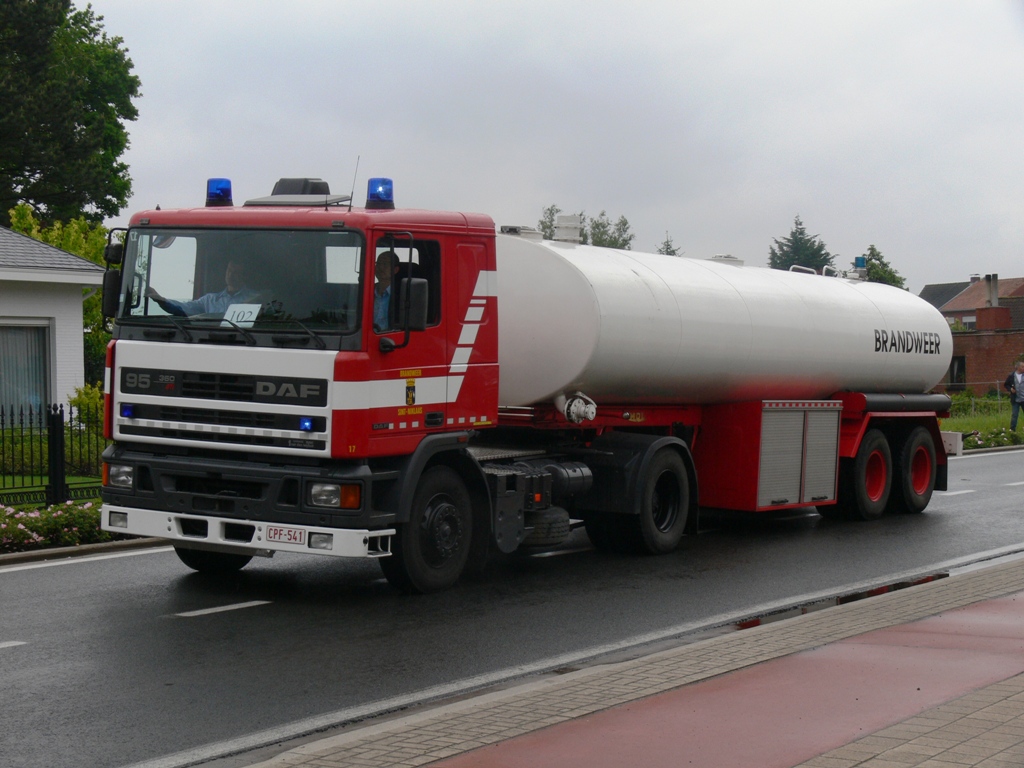 Wassertankfahrzeug der Feuerwehr Sint-Niklaas, Sattelzugmaschine DAF 95.360 ATI Tankauflier von MOL, Aufnahme am 30.05.2010 in Wuustwezel aus Anlass der Umzug fr 175 Jahr-Feier brandweer Wuustwezel 
