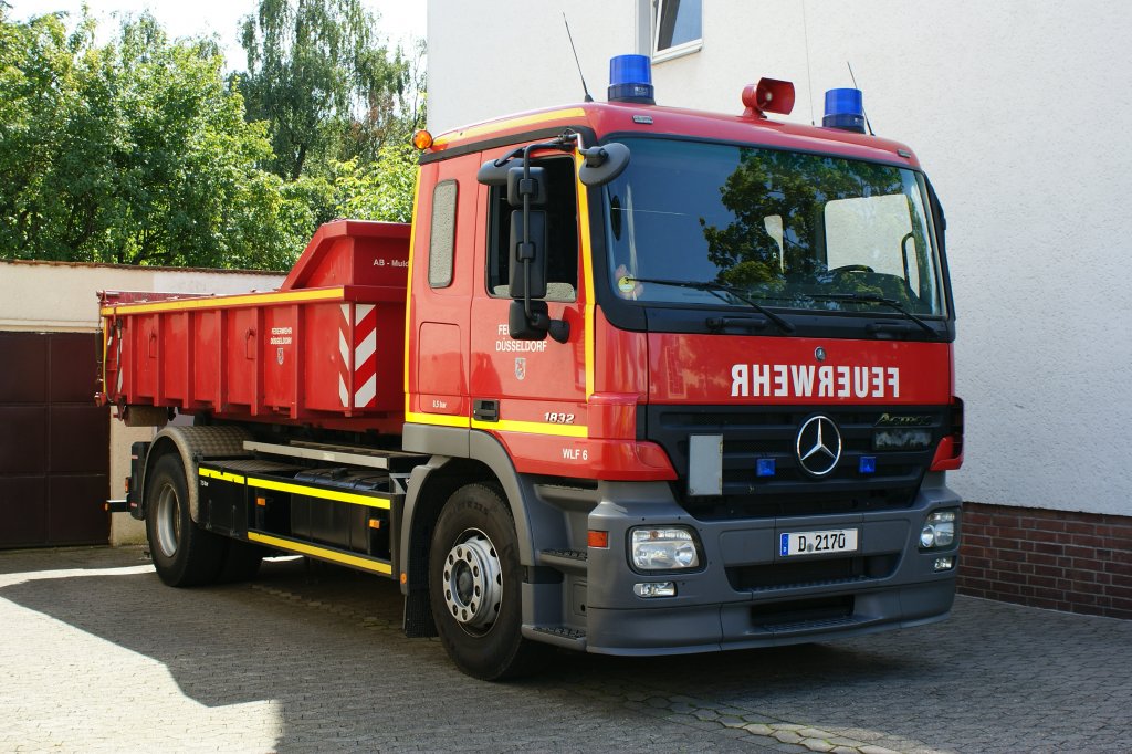 Wechselladerfahrzeug (WLF 6) Mercedes Benz Actros 1832 F der Berufsfeuerwehr Dsseldorf. Das Fahrzeug befindet sich an der Feuerwache 10 (Umweltschutz und technische Dienste) und wird auch als Fahrschulfahrzeug genutzt.
Aufnahmedatum: 17.08.2012