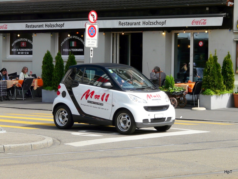 Weisser Smart mit Werbung unterwegs in der Stadt Basel am 04.05.2012