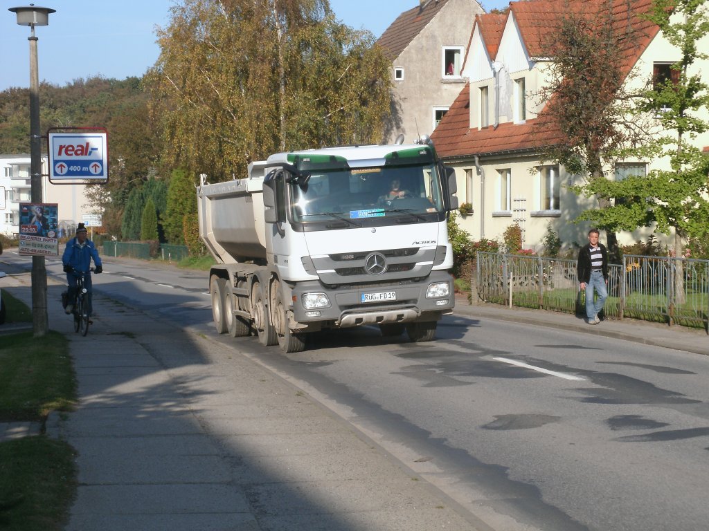 Wenige Minuten spter erneut der selbe Mercedes-Kipper vom vorherringen Bild,diesmal mit Kies beladen,auf dem Weg vom Bahnhof zum Kieswerk,am 22.Oktober 2011,in Bergen/Rgen.