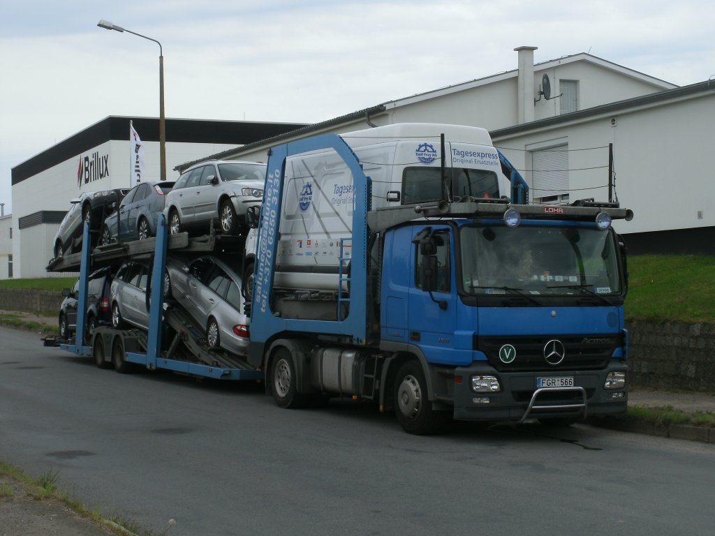 Wieder haben sieben Autos in Osteuropa eine neue Heimat gefunden,die dieser litauische Mercedes-Autotransporter,am 20.Juli 2011,nach Litauen brachte.Stunden zuvor stand dieser noch in Bergen/Rgen.