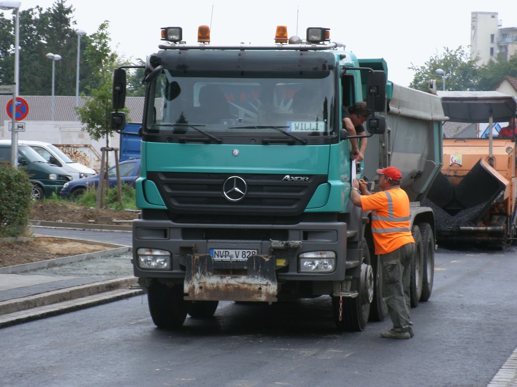  Willi  brachte mit seinem Mercedes Kipper,am 30.August 2012,eine neue Ladung an einer Straenbaustelle in Stralsund.