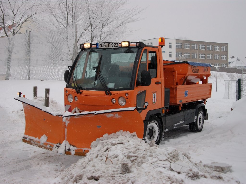 Wintereinsatz fr Diesen Multicar am 20.Dezember 2010 im Stadtgebiet von Bergen/Rgen.