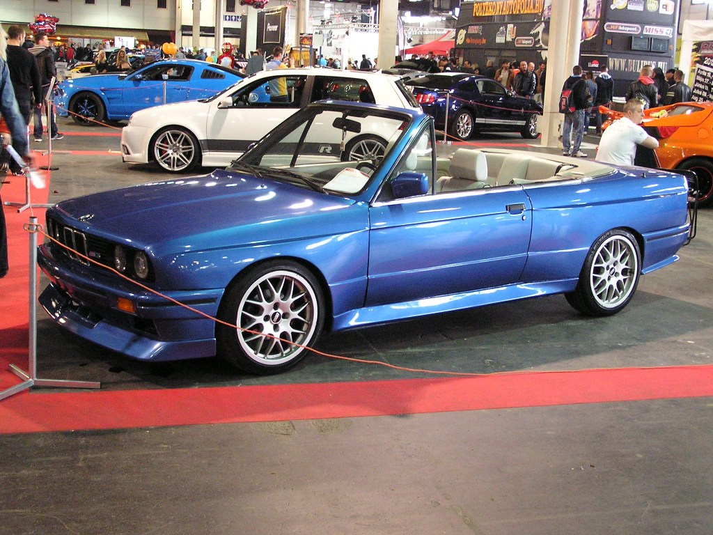 Wunderschn blauer BMW 3 (e30) Cabriolet, fotografiert auf dem Carstyling Tuniong Show 2012.