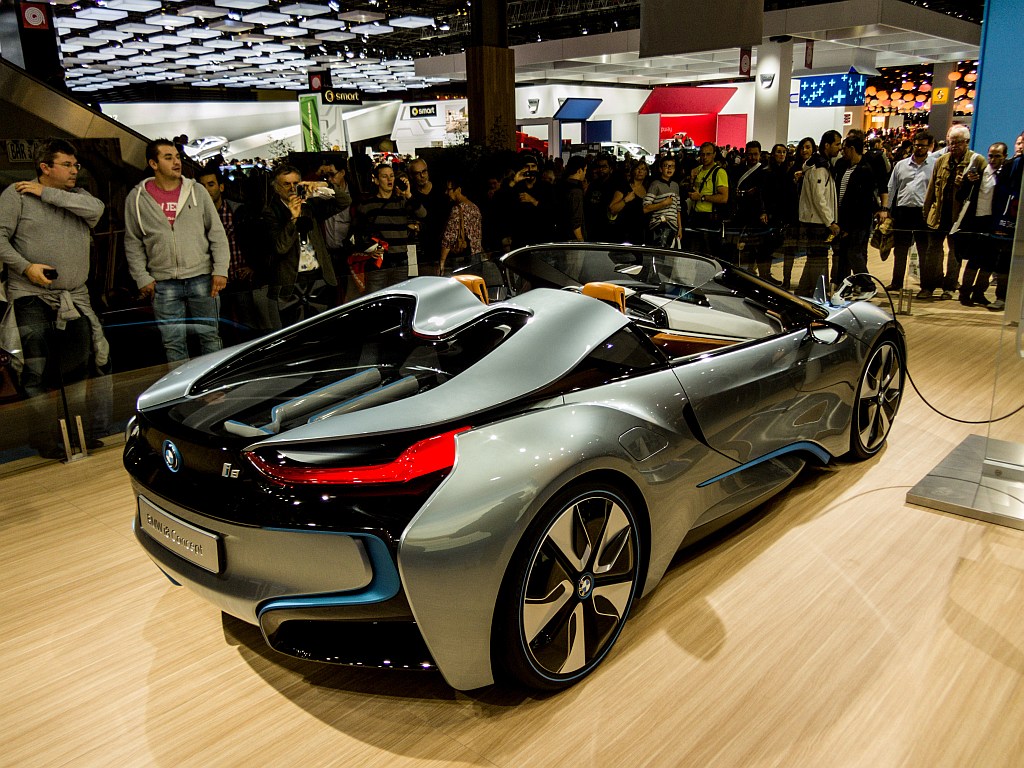 Wunderschön gezeichnete Linien und ihr Zusemmenfluss. Drin mit der neuen E-Technologie, das ist der BMW i8. (Foto: Automesse Paris 11.10.2012)