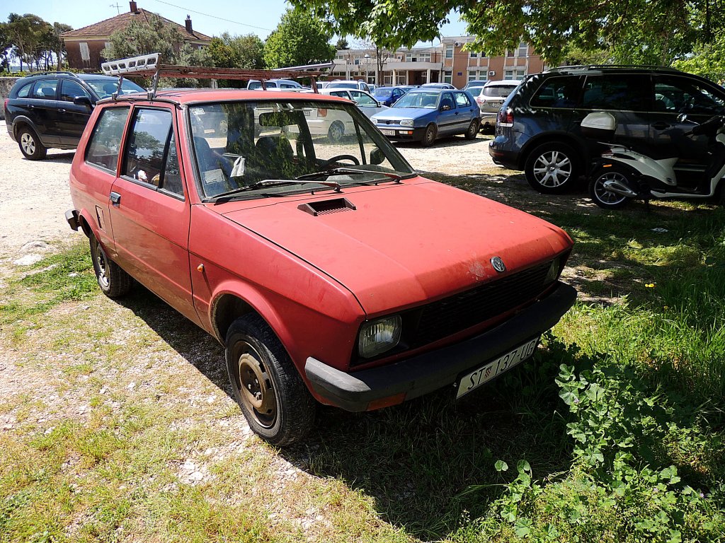 Zastava Yugo Koral45, steht mit einem VW-Emblem auf einem Parkplatz in Trogir; 130423