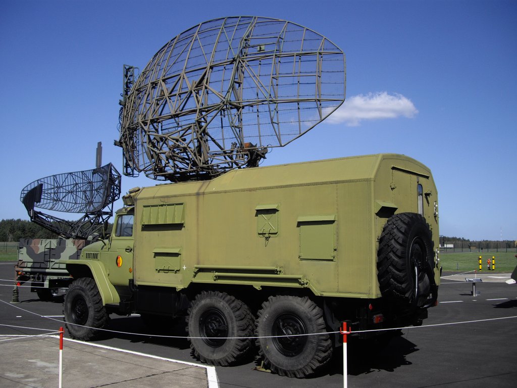 Zil 157K...Das Radarsystem hatte nach mehreren Modifikationen bis Ende der 1980er Jahre eine Reichweite von bis zu 600 Kilometern. Gesehen in Gatow, 09.04.2011