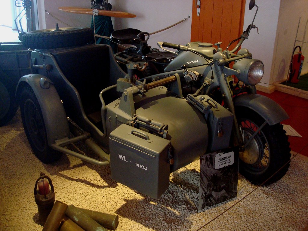 Zndapp K750, das Wehrmachtsgespann wurde gebaut von 1940-44, 2-Zyl.Boxermotor mit 751ccm und 26PS, 95Km/h, die gelndegngige Maschine hatte Hand-und Fuschaltung, Rckwrtsgang und Seitenwagenantrieb, Mattes-Zndapp-Museum Sigmaringen, Aug.2010