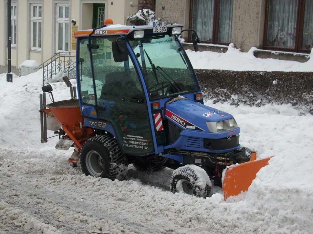 Zur Rumung der Brgersteige setzte die Stadt Bergen/Rgen am 01.Februar 2010 diesen kleinen ISEKI-Minitraktor ein.