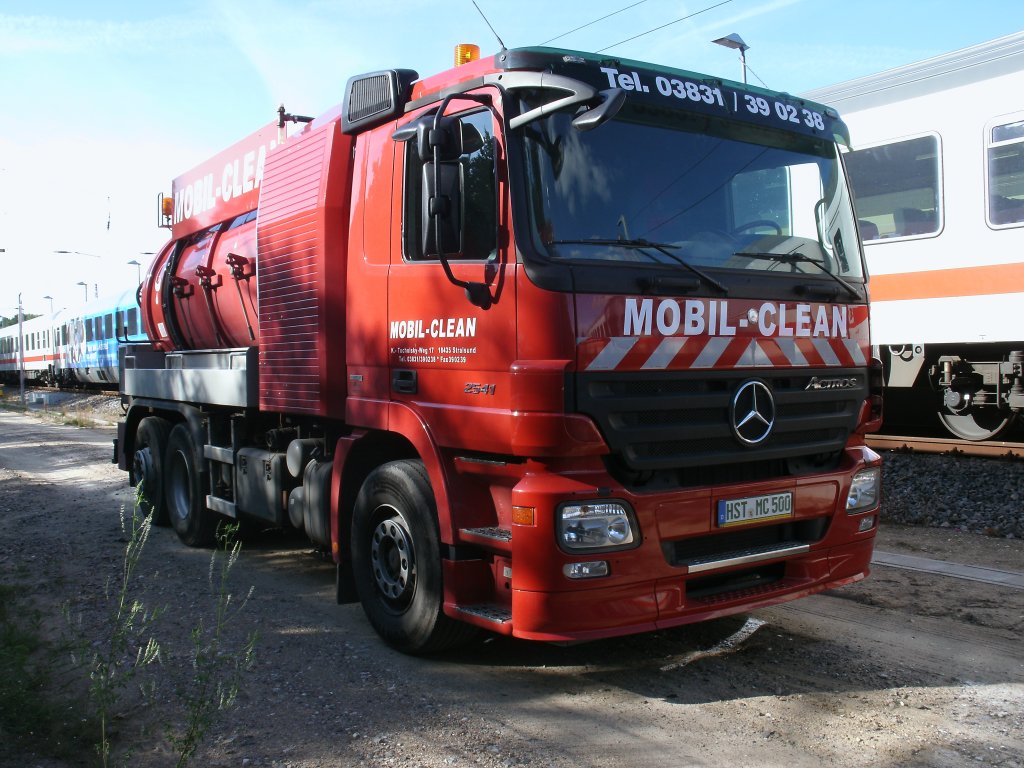 Zur Reinigung der Zge in Binz wird Dieser Mercedes gebraucht.Am 22.Juli 2012 stand der Mercedes neben einem abgestellten IC zur Reinigung der Toiletten in Binz.