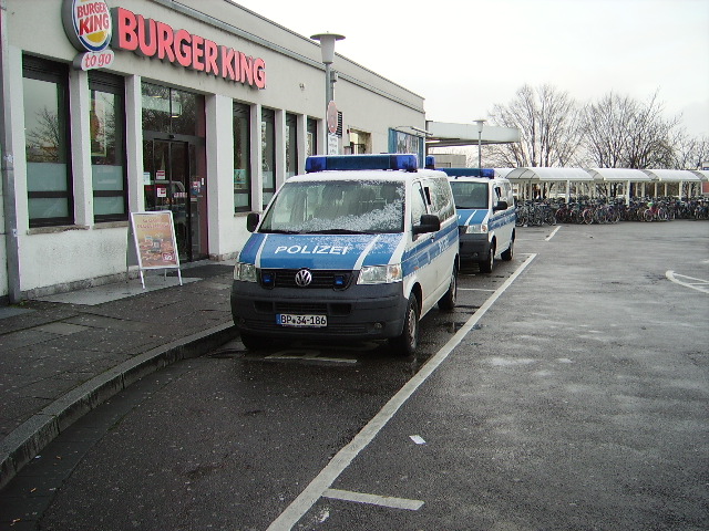 Zwei Bundespolizei Autos in Heidelberg am Hbf am 27.11.10