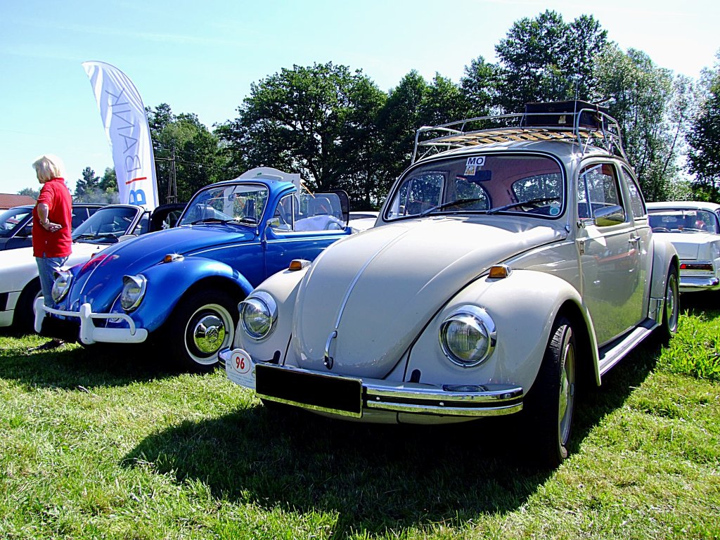 Zwei VW-Kfer mit  Augenaufschlag , wobei erster noch den Aufkleber seines Autofreien Tages anlsslich der lkrise 1973/74 an der Windschutzscheibe trgt; 110717