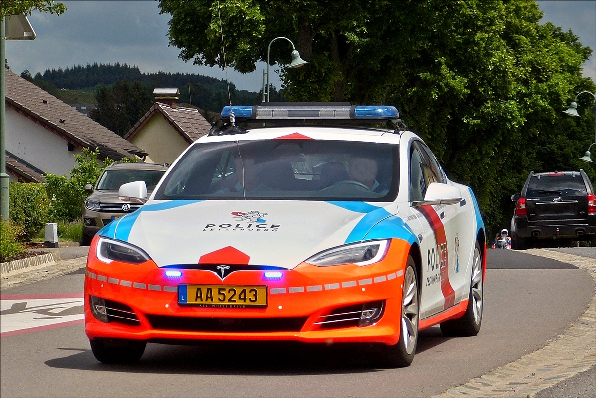 . Als Begleitfahrzeug der „Skoda Tour de Luxemburg“ ist die Polizei heute mit einem ihrer beiden Tesla Modell S Fahrzeuge mit dabei. 02.06.2018