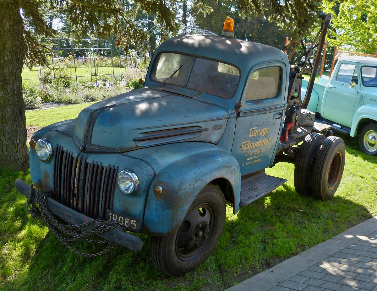 . Alter Ford Abschlepper LKW ausgestellt am 30.08.2014 bei den Classic Days in Mondorf. 