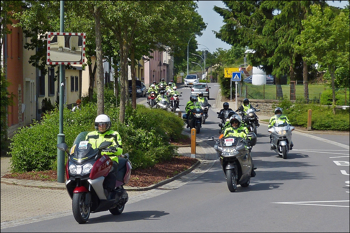 . Am 07.06.2014 ist diese Motorrad Gruppe von Reportern unterwegs zum Startort einer Etappe der Luxemburg Rundfahrt. 

 