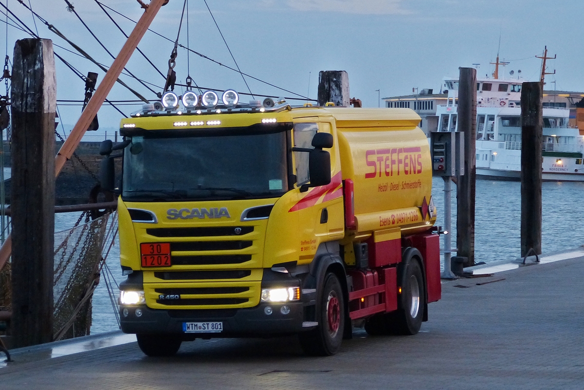  Am frhen morgen des 09.10.2014 beliefert dieser Scania R 450 ein Schiff mit Treibstoff im Hafen von Norddeich.