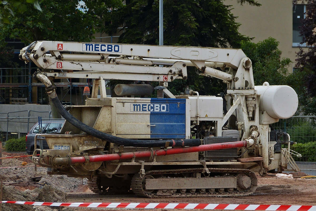 . Betonpumpe von MECBO mit Raupenantrieb gesehen an einer engen Straenbaustelle am 13.07.2015