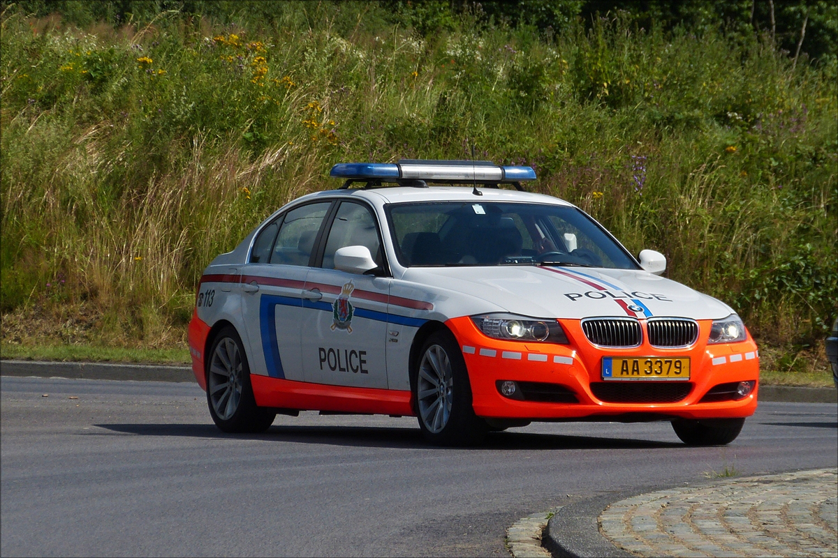 . BMW der luxemburgischen Polizei als Begleitfahrzeug von einem Schwertransport Convoi, hat die Durchfahrt eines Kreisverkehrs gesperrt damit der Convoi passieren kann. 13.07.2016