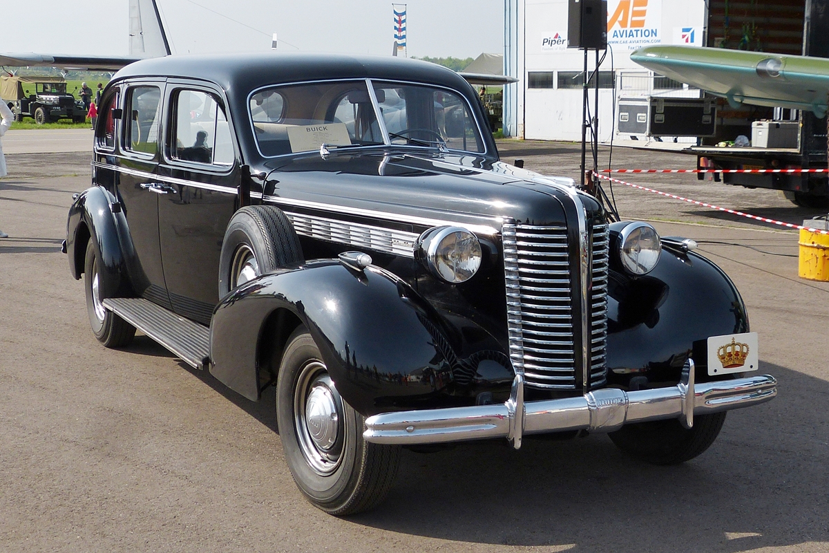 . Buick Limited 90; Bj 1938, 8 Zyl. Reihenmotor mit 5148 ccm; 141 Ps (104Kw); max 160 Km/h; Gewicht 2190 Kg, Radstand 3556 mm, gesehen am 02.05.2015  