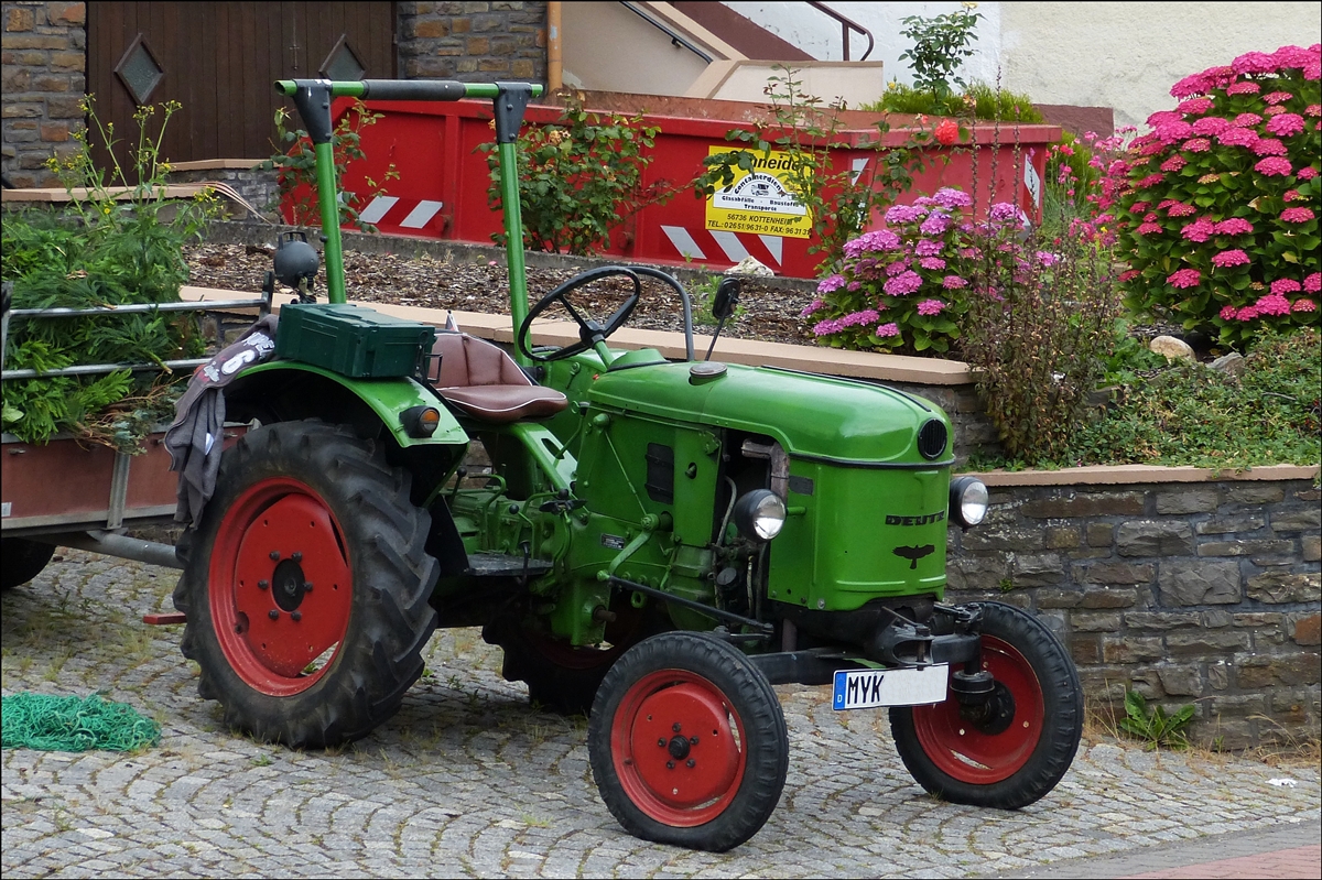 . Deutz Traktor in einer Hofeinfahrt, aufgenommen am 20.06.2014.