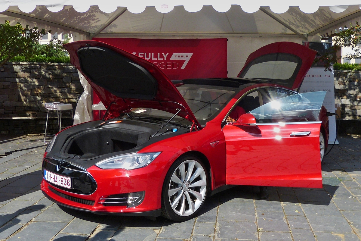 . Elektromobil der Marke Tesla S beschleunigt in 4,4 sec auf 100 Km/h, fhrt mit einer Batteriefllung 502 Km weit, aufgenommen in Mondorf am 30.08.2014