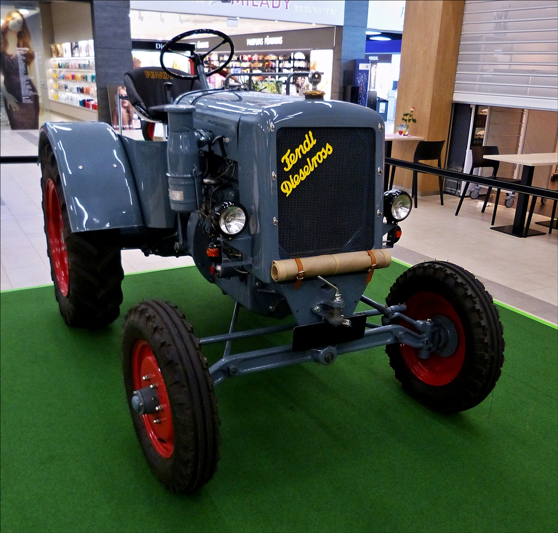 . Fendt F 22; Bj. 1940, 22 PS; erster 2 Zylinder Motor; ausgestellt im Hall eines Einkaufscentrums im Norden von Luxemburg.  08.05.2018
