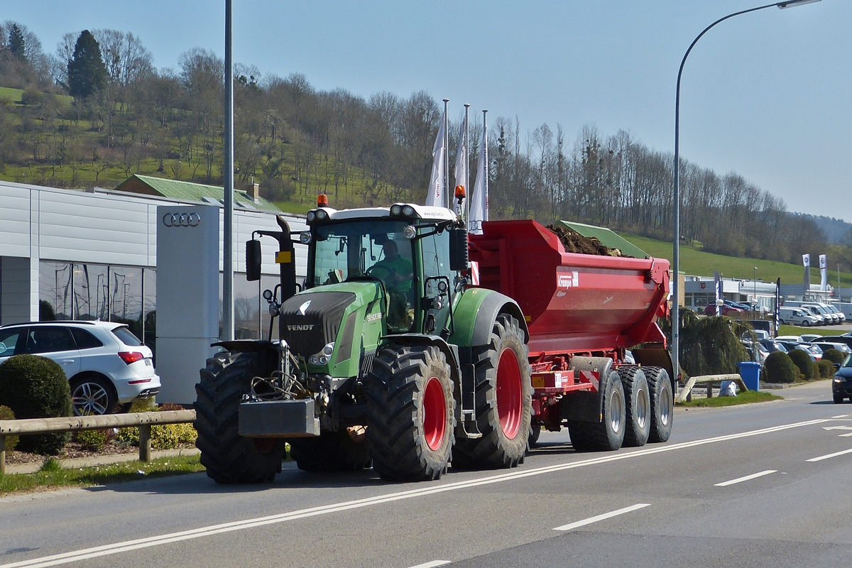 . Fendt Traktor mit 3 Achs Anhänger aufgenommen am 09.04.2015.