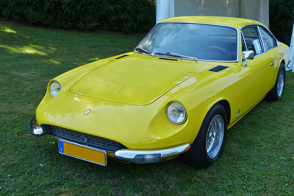 . Ferrari 365 GT 2+2, Bj 1967 – 1971, motordaten 4390 ccm, 320 Ps, 12 Zyl. War am 30.08.2015 in Mondorf zu sehen.