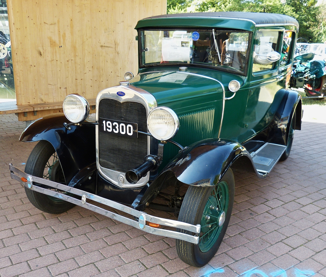 . Ford A Tudor Bj 1930,  gesehen bei den Vintage Cars & Bikes in Steinfort.  02.08.2015