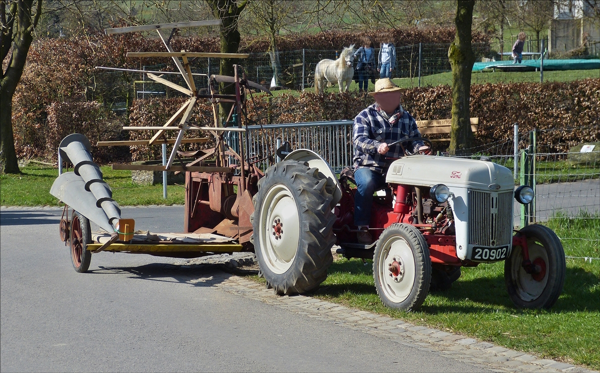 . Ford Traktor mit einem Getreidemäher und Binder, war am 26.03.2017 zum Bauerntag in Brachtenbach gekommen. 