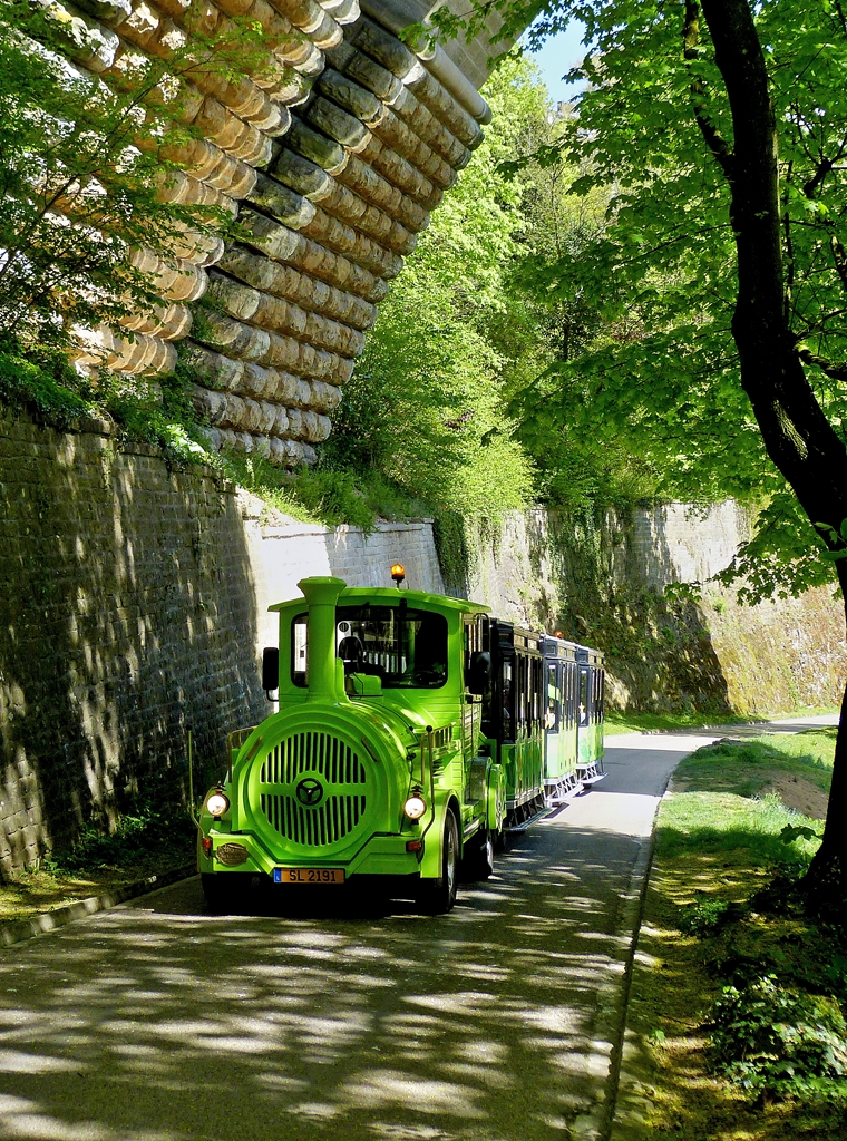 . Im grünen Tal der Stadt Luxemburg ist diese Straßeneisenbahn bei ihrer Rundfahrt am 16.04.2014 von mir aufgenommen worden.