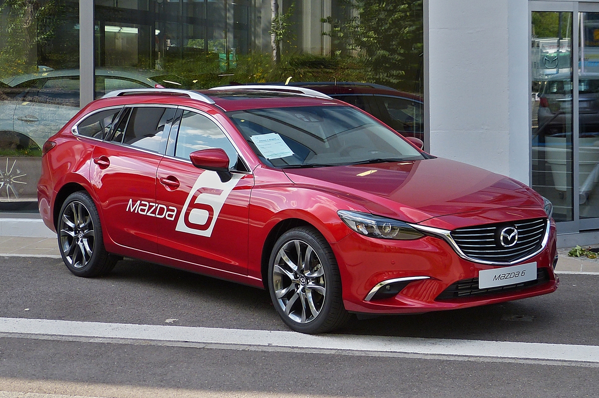 . Mazda 6 abgestellt auf dem bürgersteig vor einer Vertretung.  25.08.2015