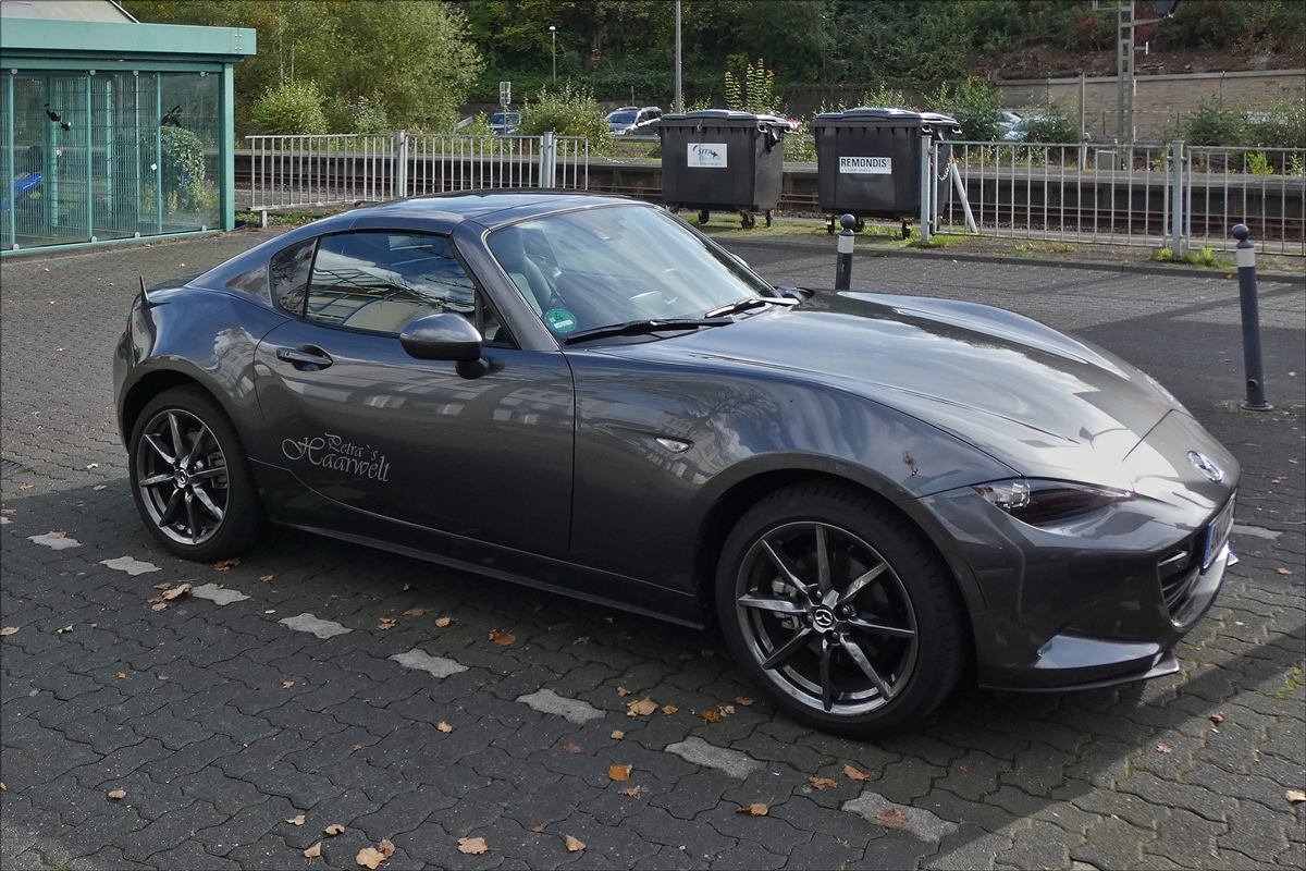 . Mazda MX-5  gesehen auf einem Parkplatz.  Oktober 2017