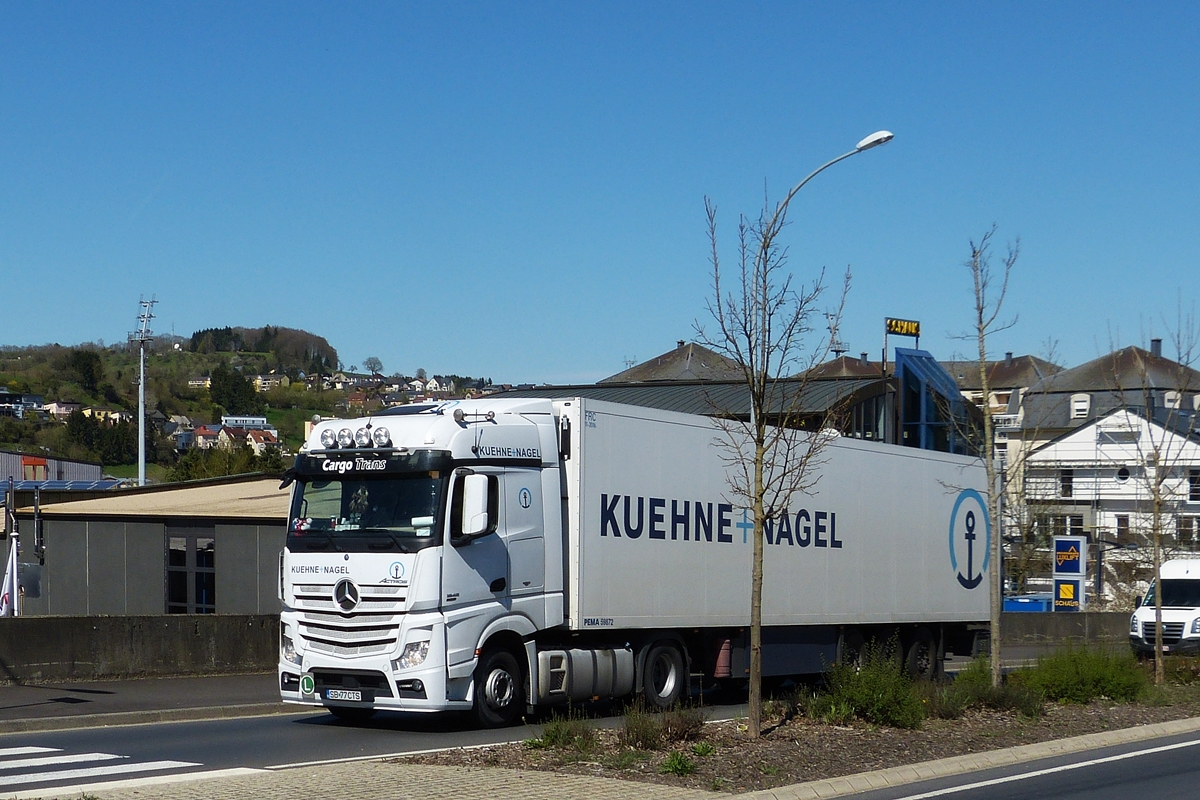 . Mercedes Benz Actros von Kuehne + Nagel aufgenommen am 15.04.2015.