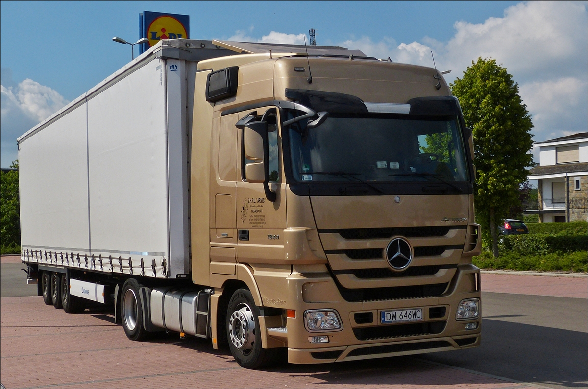 . Mercedes Benz Actros Sattelzug aus Polen legt eine kurze Pause auf einem leeren Parkplatz ein.  01.07.2014