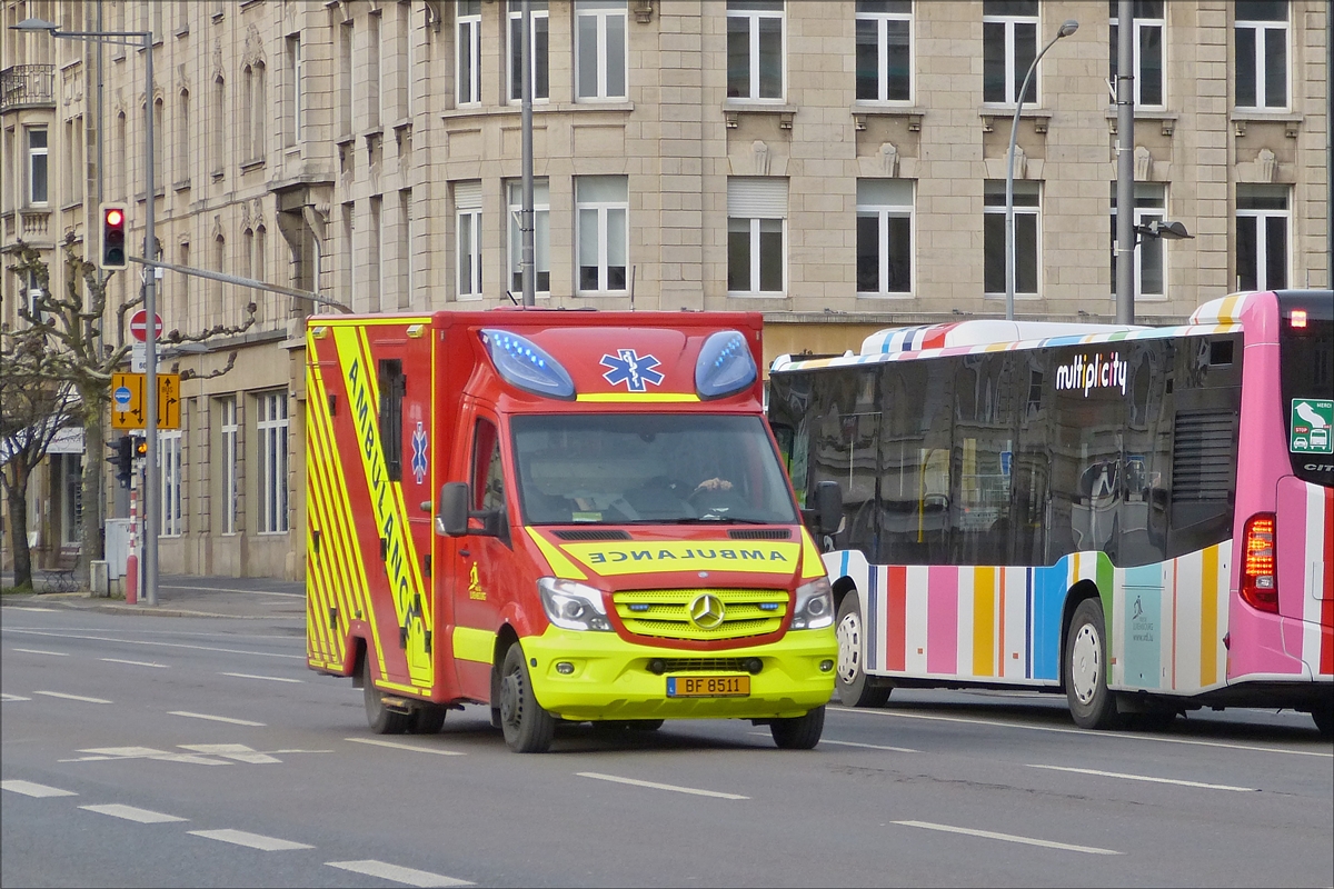 . Mercedes Benz Krankenwagen gesehen in Luxemburg. Januar 16