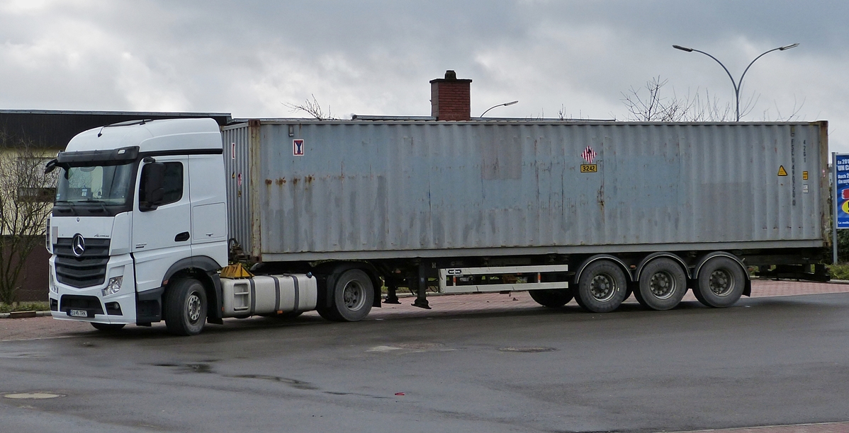 . Mercedes Benz Sattelzug mit einem Container beladen legt eine Rast auf einem Parplatz ein.   04.03.2015