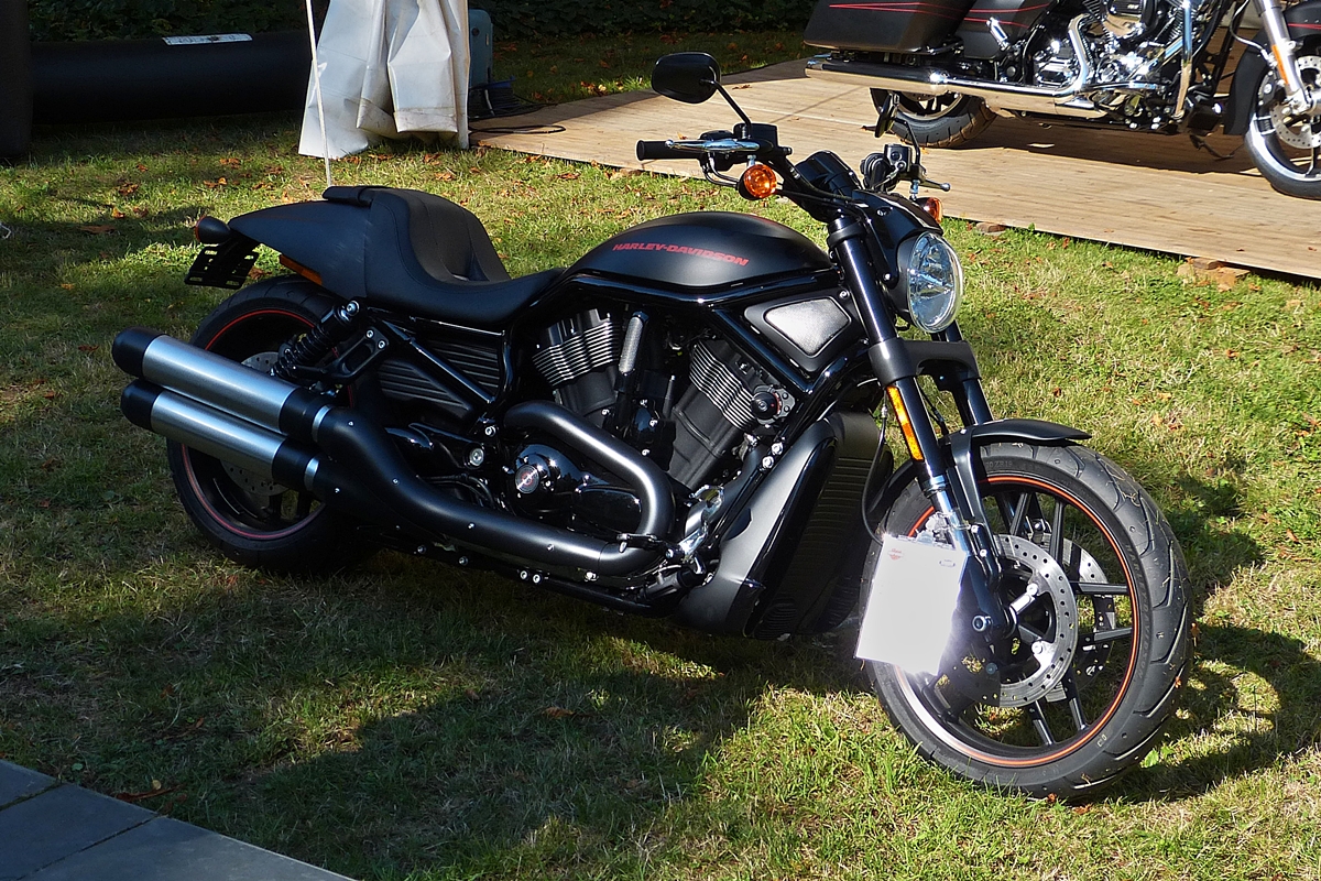 . Motorrad Harley Davidson VRSCDX Night Rod Special mit 1125 cmm, 112 Ps (90 Kw) Farbe Black Demin war am 30.08.2015 in Mondorf ausgestellt.	