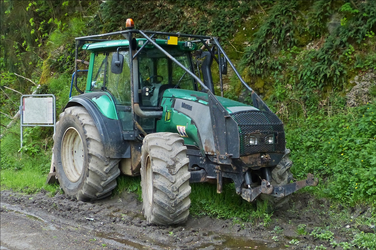 . Nahe einem Waldweg wartet dieser Valtra Traktor darauf abgehollt zu werden.  14.05.2016