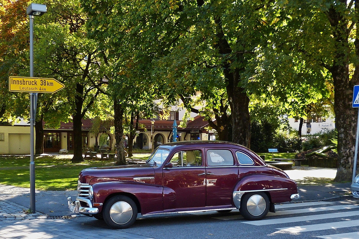 . Opel Kapitn Modell 1951 - 1953, er hat einen 6 Zylinder Reihenmotor, 58 Ps (43 kW) bei 3700 U/min, von diesem Moell wurden 48587 Stck gebaut und kostete im August 1951 9600 DM. Aufgenommen im Oktober 2015.