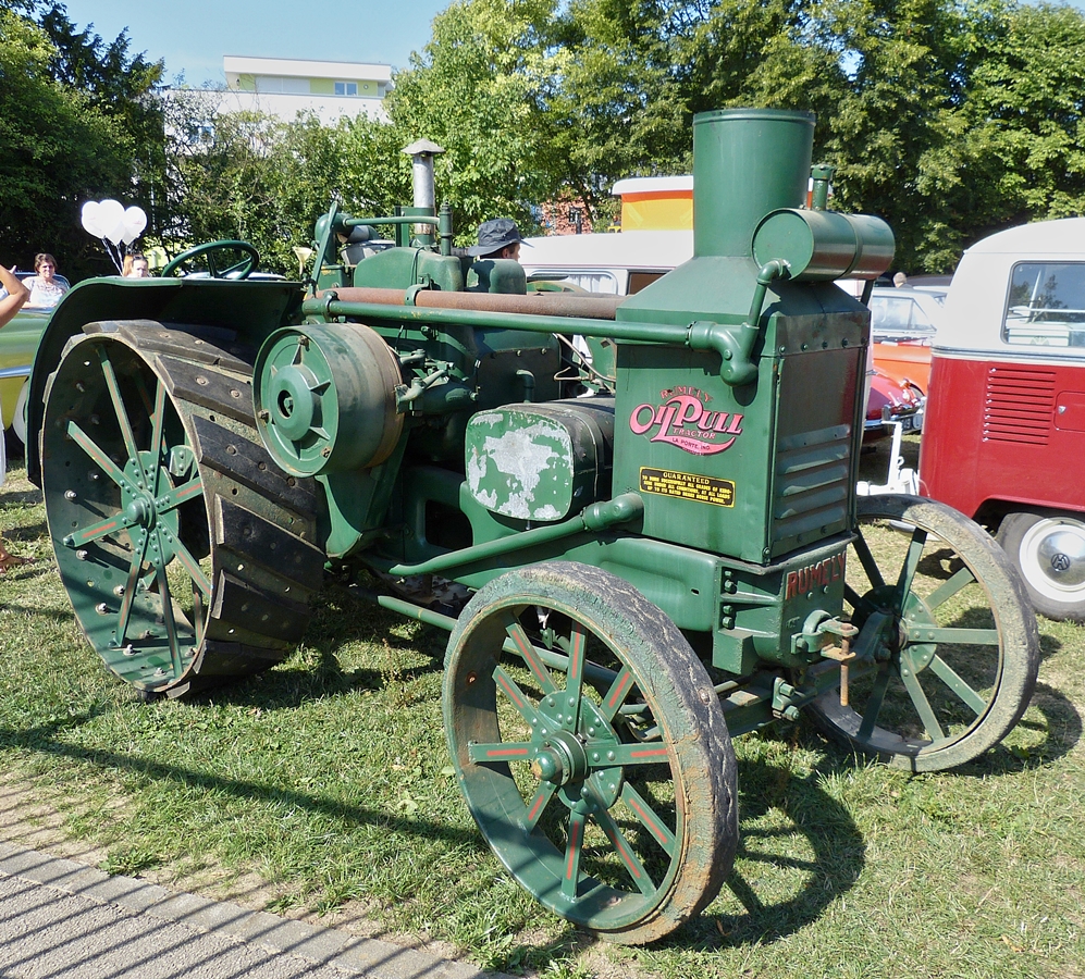 . Rumeley Oil Pull Traktor war am 02.08.2015 bei den Vintage Cars & Bikes in Steinfort zu sehen.