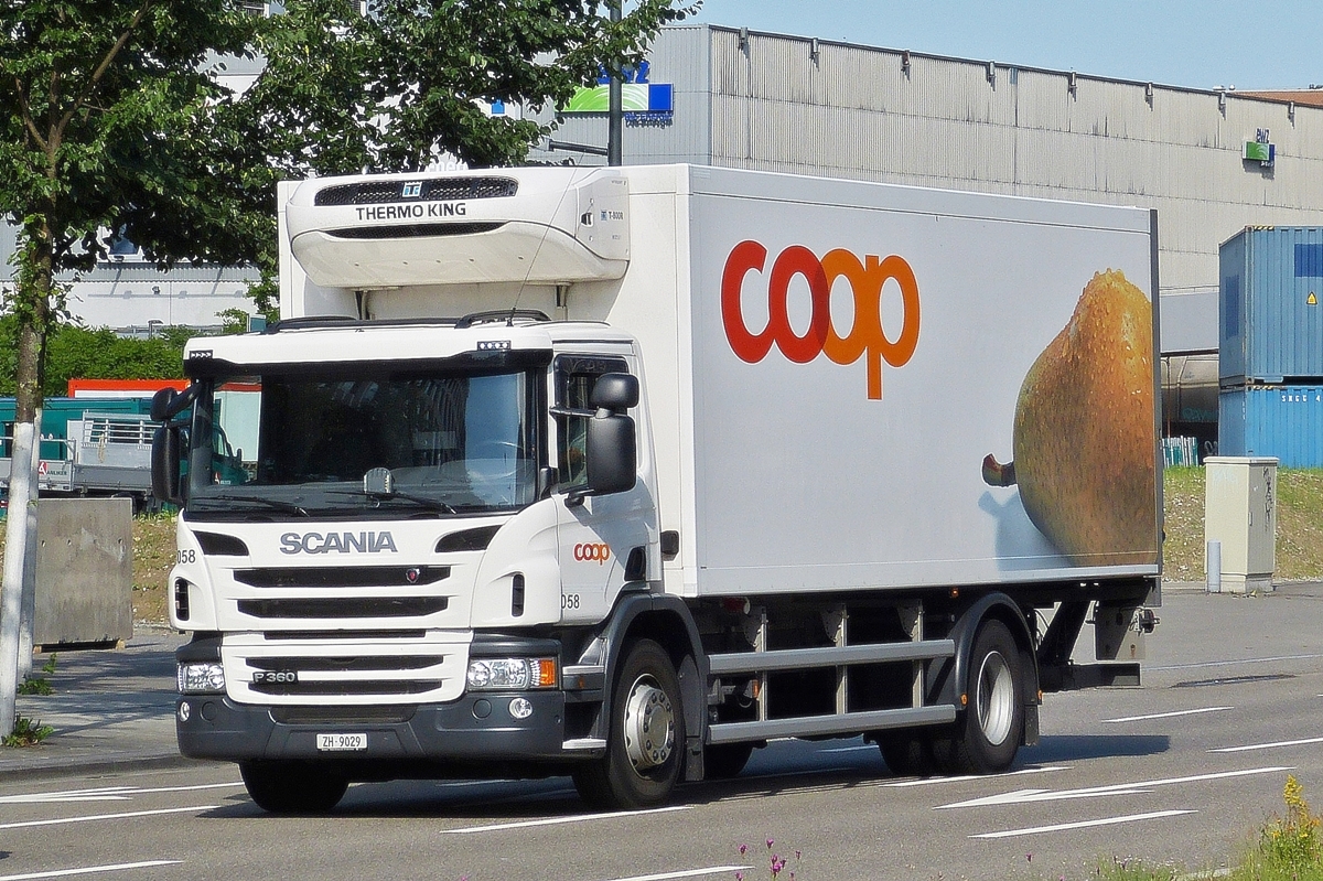 . Scania P 360 Khllaster von COOP aufgenommen in den Straen von Zrich. 06.06.2015