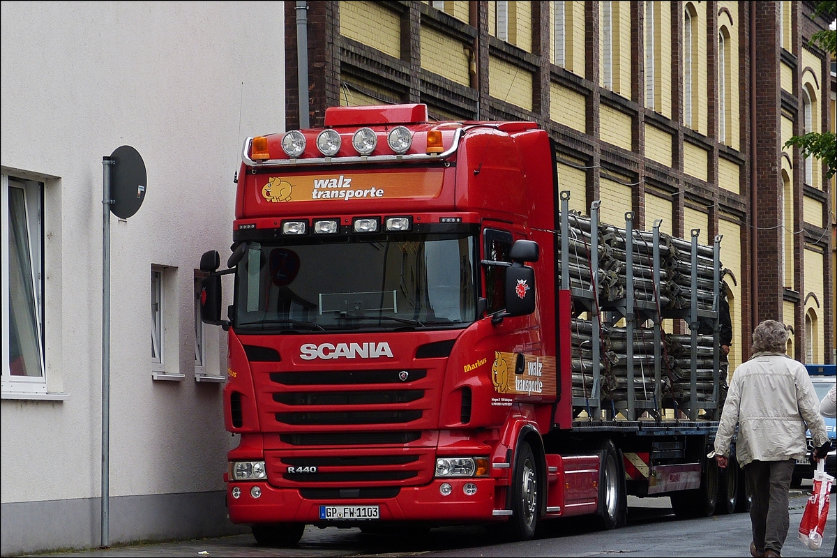 . Scania R 400 Sattelzug, desen Auflieger wurde an einer Baustelle mit Baustützen beladen.  26.05.2014