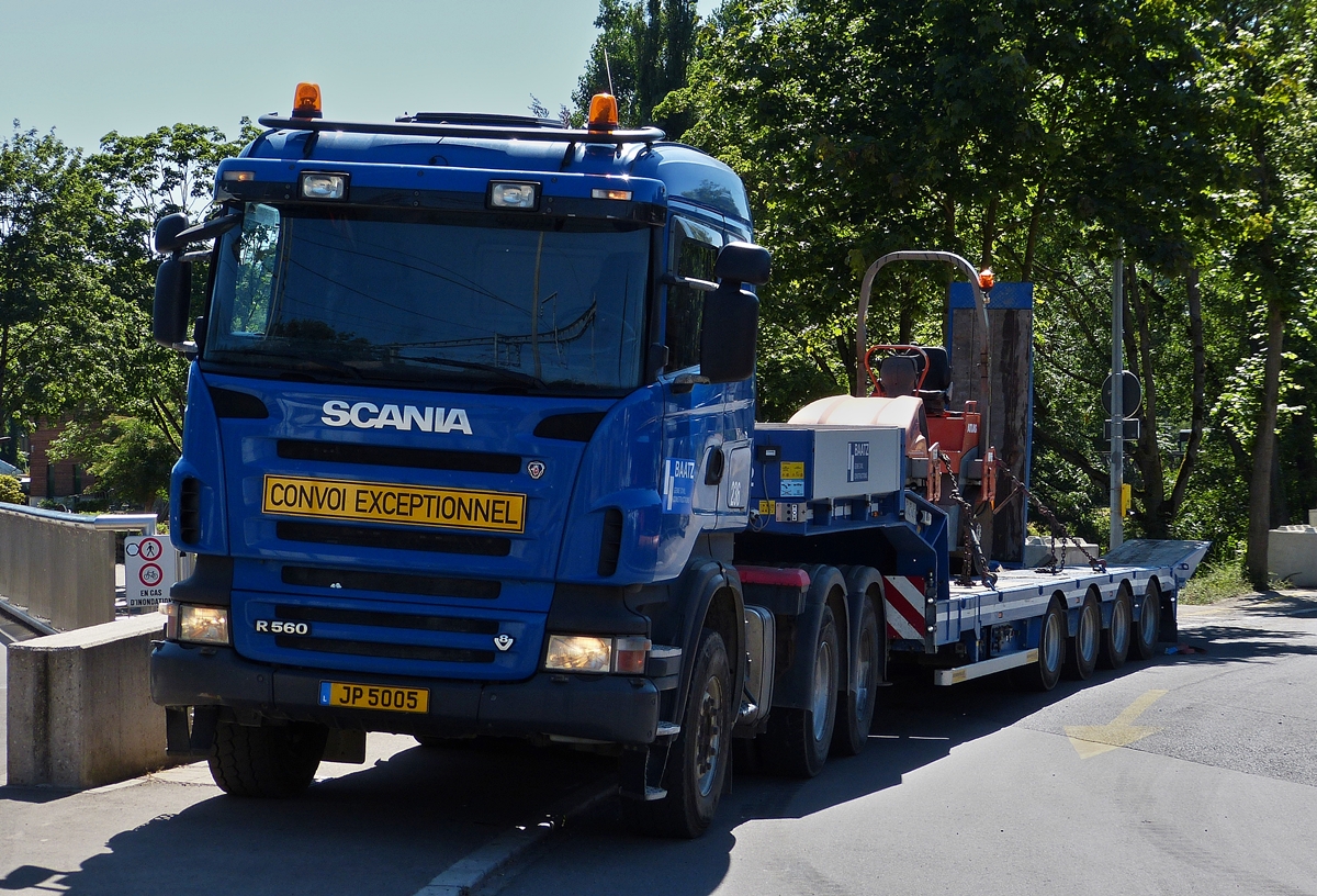 . Scania R 460 mit Schwerlastauflieger aufgenommen nahe einer Baustelle am 06.07.2015. 