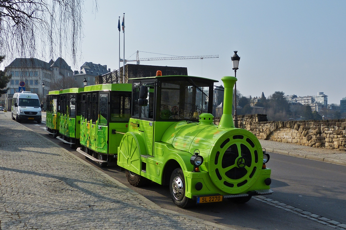 . Straeneisenbahn steht in der Altstadt von Luxemburg und wartet auf den nchsten Einsatz. 23.03.2015