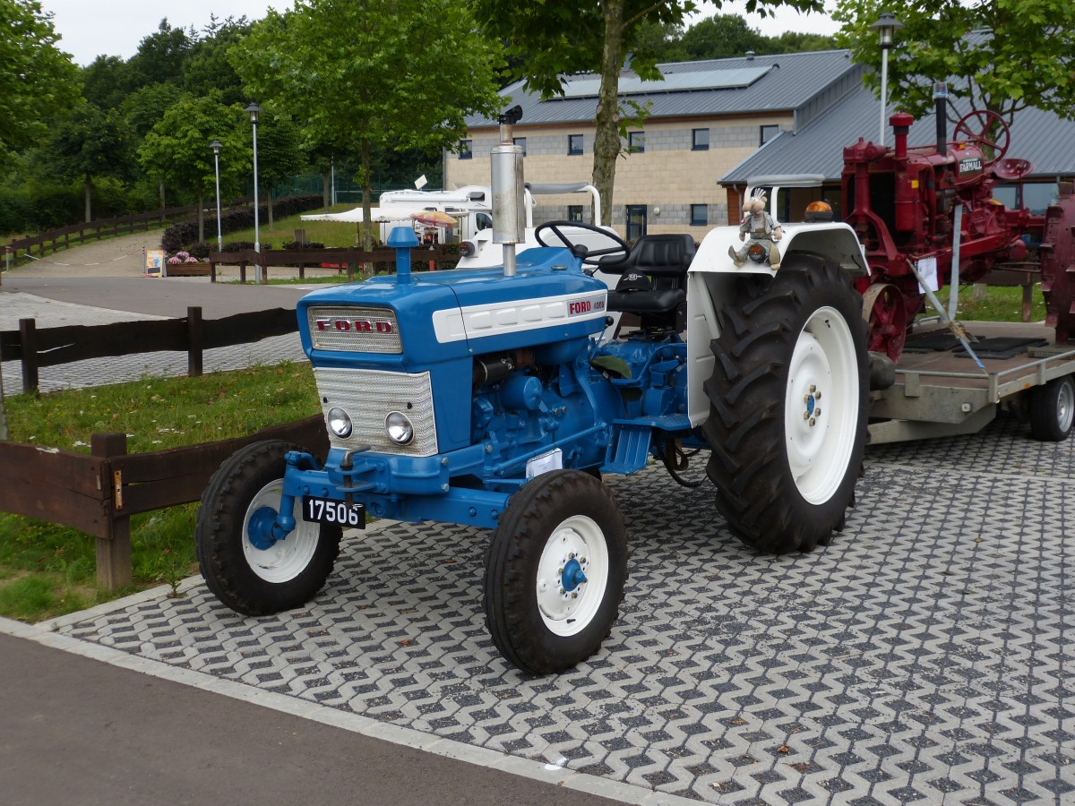 . Traktor Ford 4000, Bj 1967, 60 Ps, 3294 ccm, gesehen am 20.07.2014 in Consdorf (L) beim Traktorentreffen.