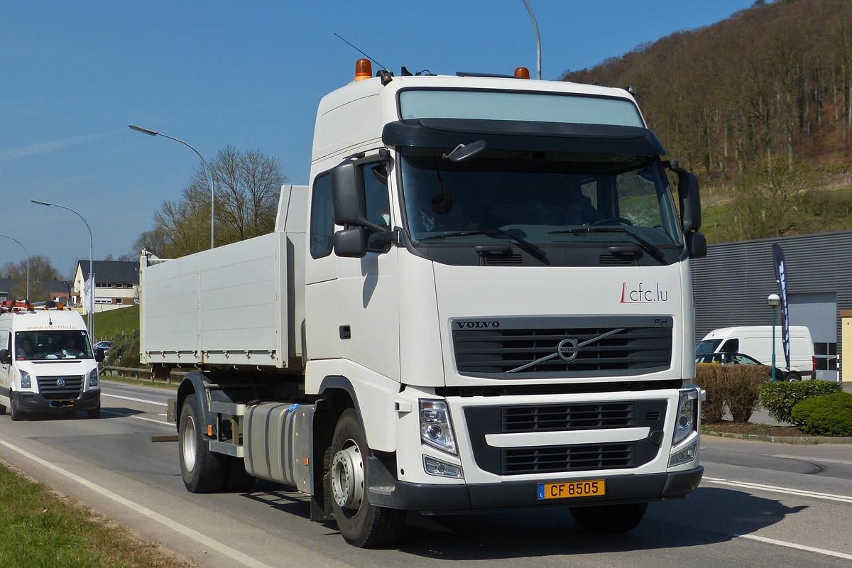 . Volvo FH  auf der Fahrt zur nächsten Baustelle.  09.04.2015