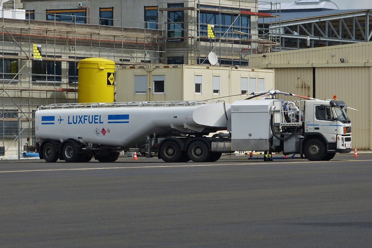 . Volvo Tanksattelzug, aufgenommen whrend des Befllens des Krafftstoffbehlters eines Rettungshubschraubers der Luxembourg Air Recue.  02.05.2015