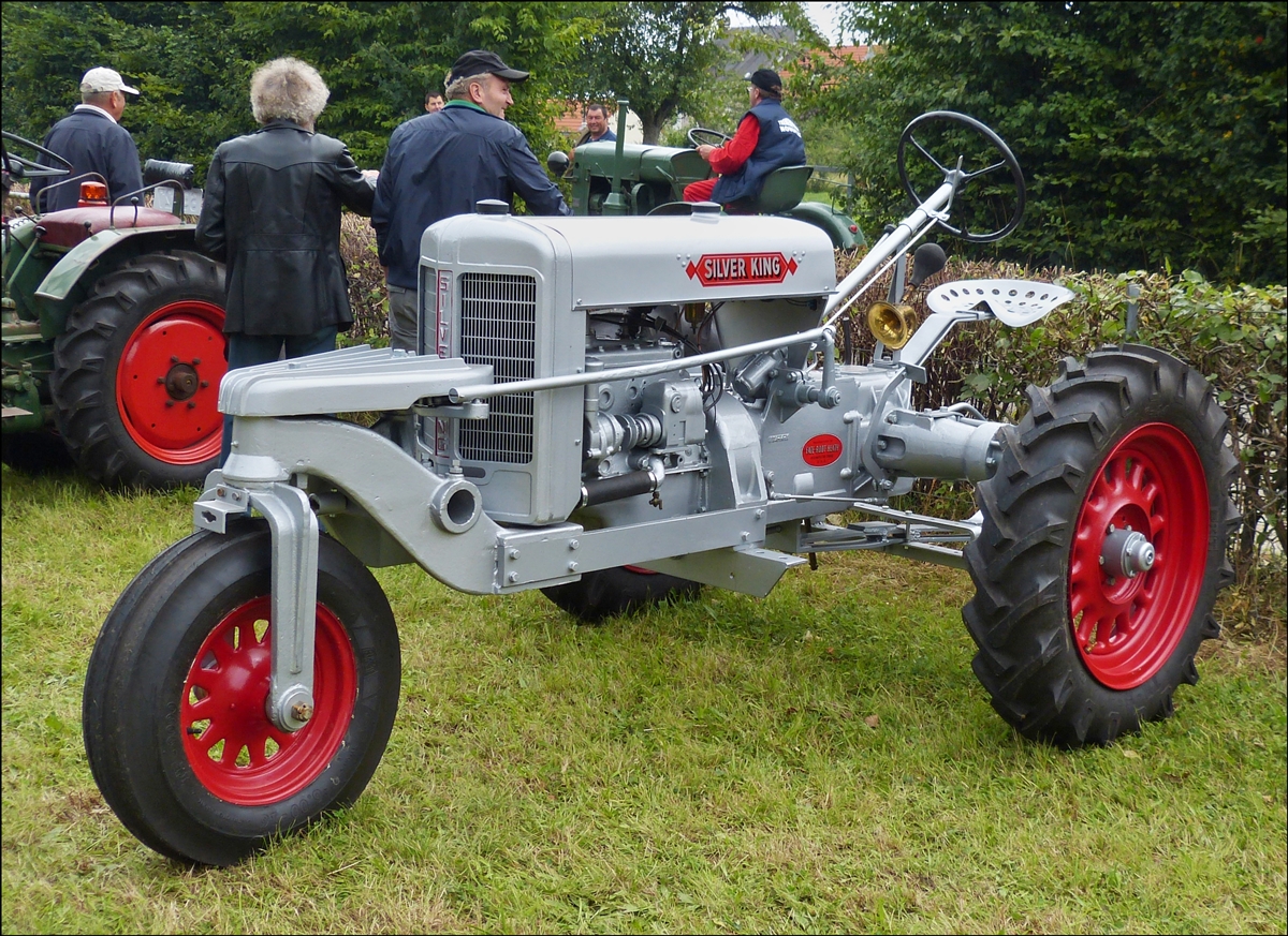 . Von diesem Traktor der Marke  SILVER KING  habe ich leider keine Angaben, kann jemand mir helfen? Aufgenommen beim Oldtimertreffen in Keispelt am 10.08.2014.