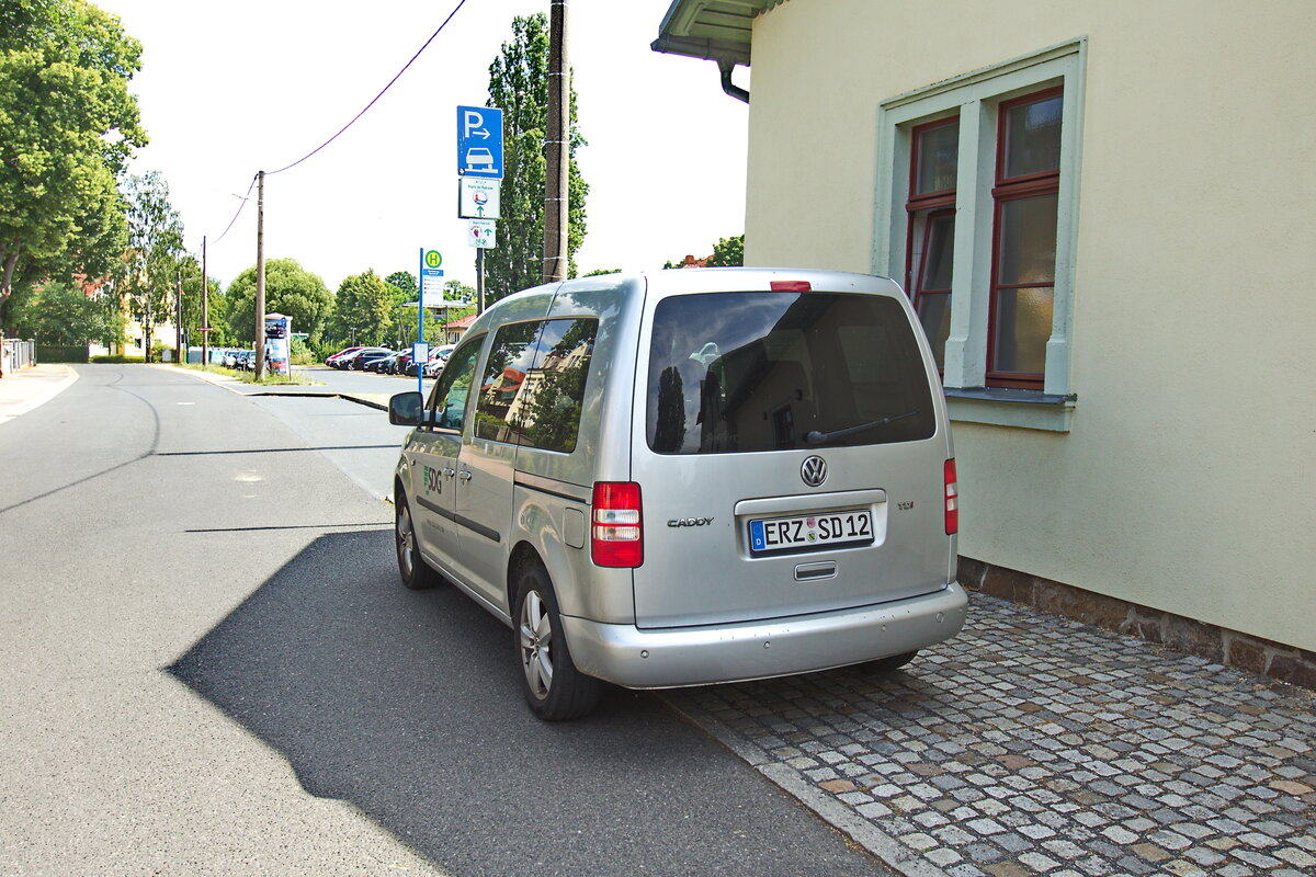  VW Caddy der SDG mit linseitig mit dem Logo der SDG beschriftet/foliert an Bahnhof Moritzburg. Gesehen am 08. Juli 2023.